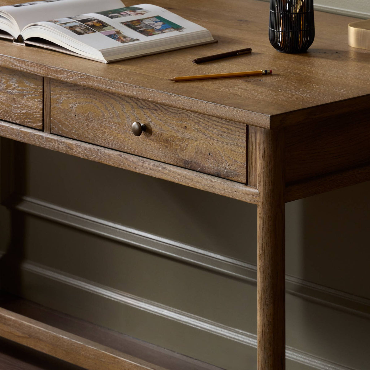 Bari Desk