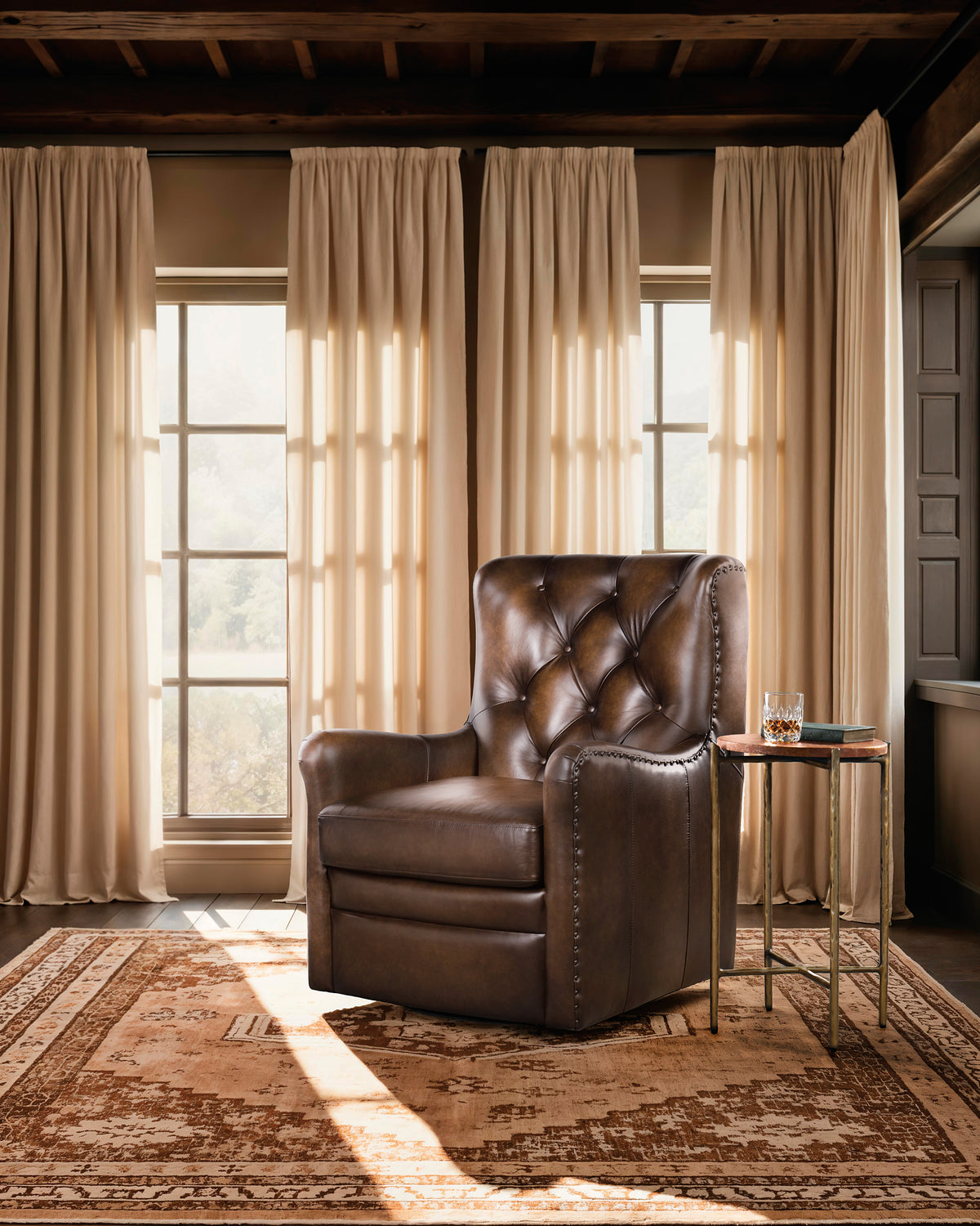 Senda Swivel Chair - Hooker Furniture (HRF-3227)