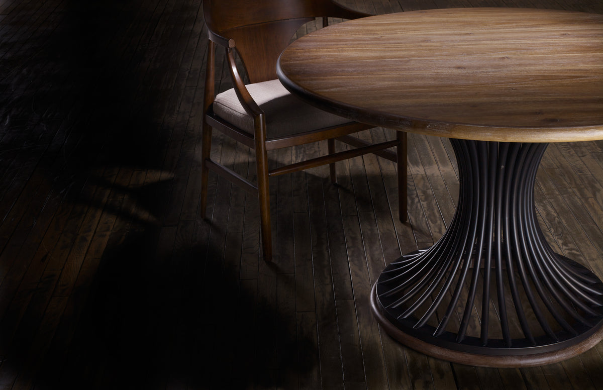 a table and chair in a dark room