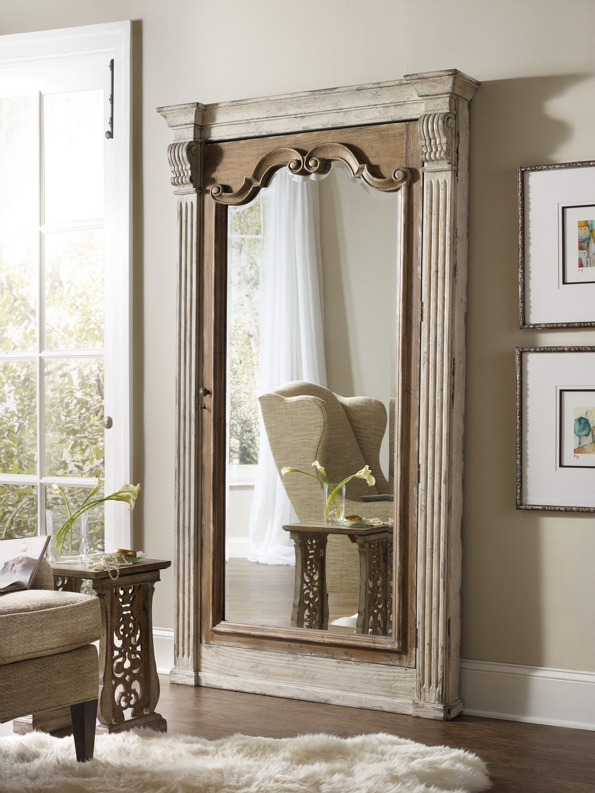 a mirror in a room